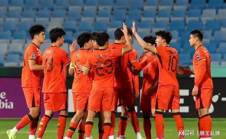 世界杯官方正版软件下载-裁判针对+进攻哑火!李昊一己之力扛国足,守强攻弱淘汰赛悬了