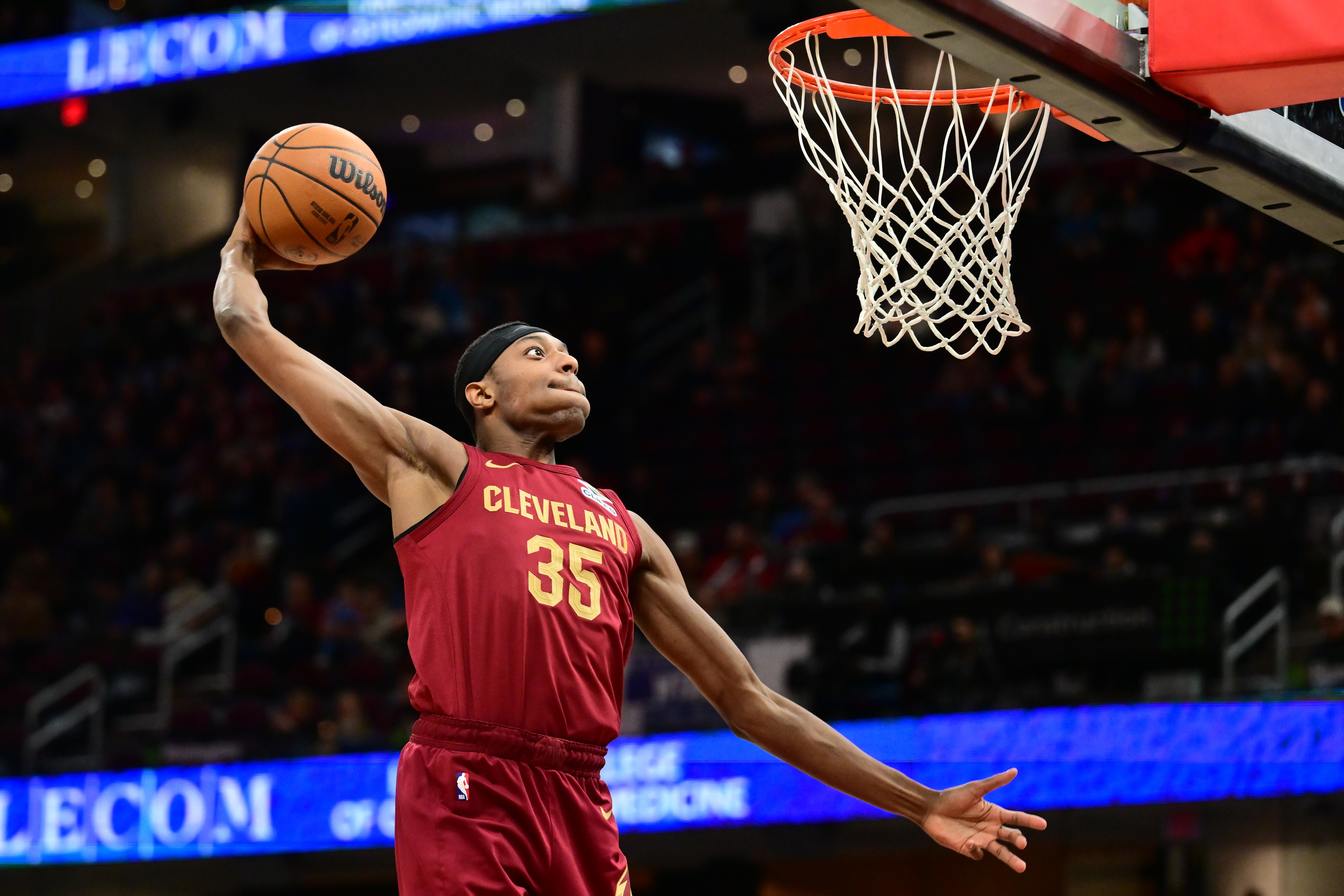 世界杯手机高清观看软件-不是自家筐不心疼啊!汤姆林跟进双手继续炸扣 观赏性十足