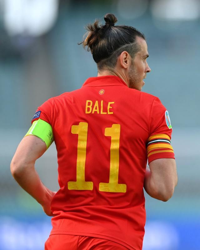 世界杯比赛直播地址-永远有人18岁！贝尔看着恩博洛 满眼都是曾经自己