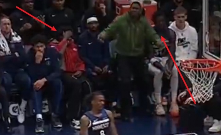 戈贝尔筐底放篮不进！场边麦丹无奈捂脸&amp;华子直接站起无语摊手